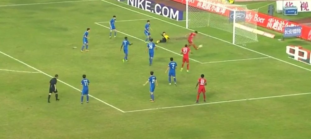 Wu Qing falla un gol a puerta vacía en el encuentro entre el Chongqing Lifan y el Jiangsu Suning. YouTube